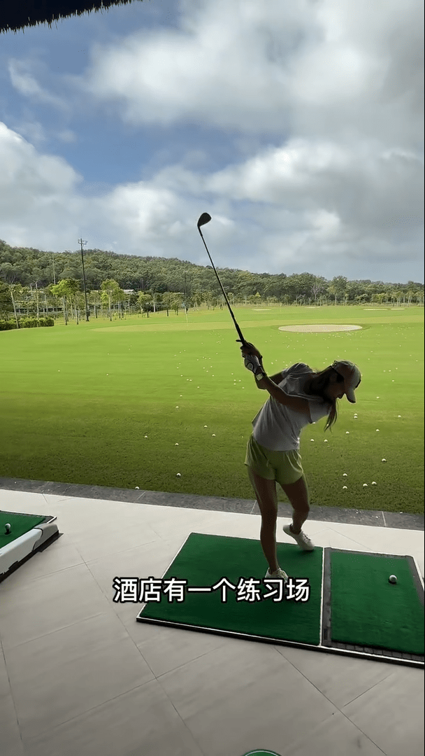 張嘉兒到酒店附近打高爾夫球。