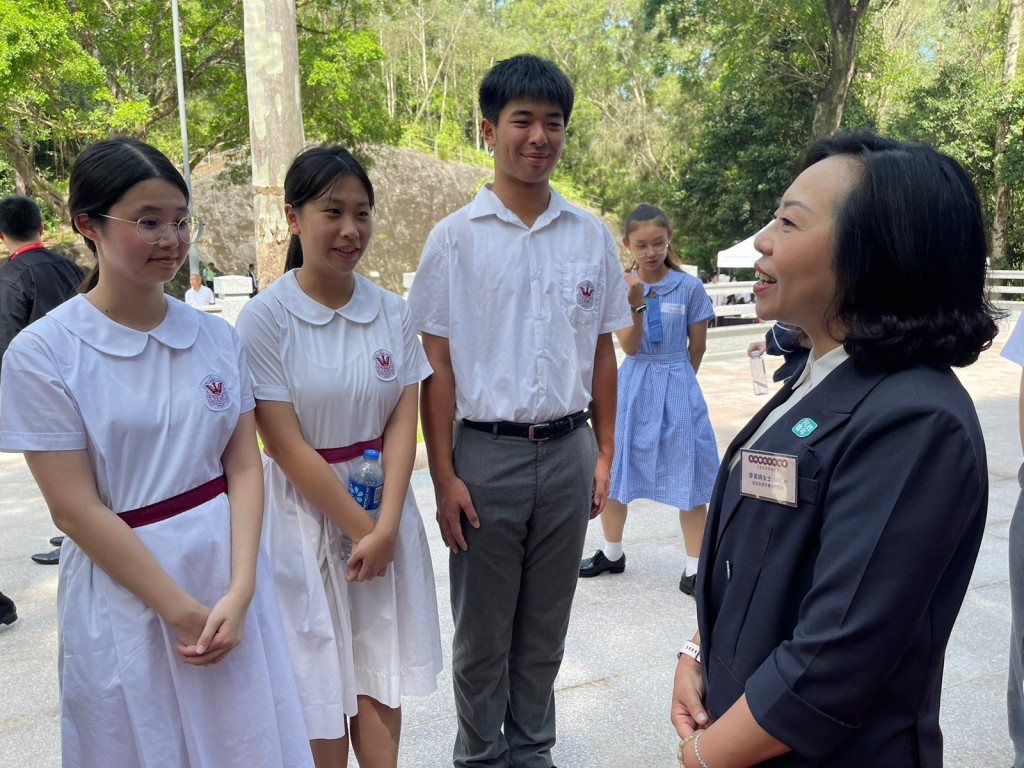 麦美娟鼓励同学们在活动后继续走出课室，到本港及国家的抗日战争纪念设施、遗址、博物馆等地方。民青局fb