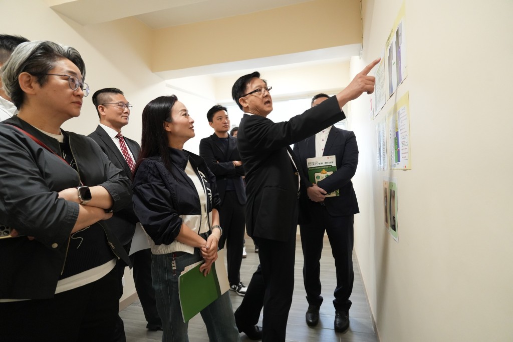 多位立法會議員、上訴委員團（簡樸房）成員、專業學會和地產代理監管局代表到場參觀。何永賢FB圖片