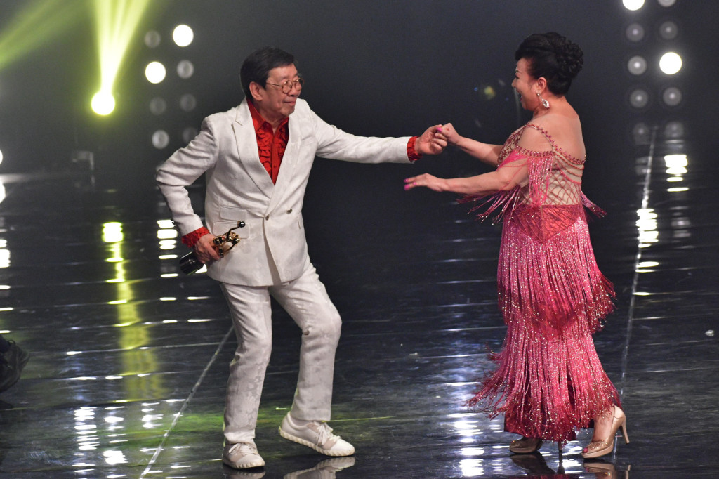 可愛風趣的胡楓與頒獎嘉賓薛家燕在台上起舞。