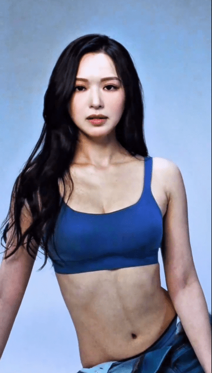 馮盈盈傲人上圍呼之欲出，呈現完美體態。