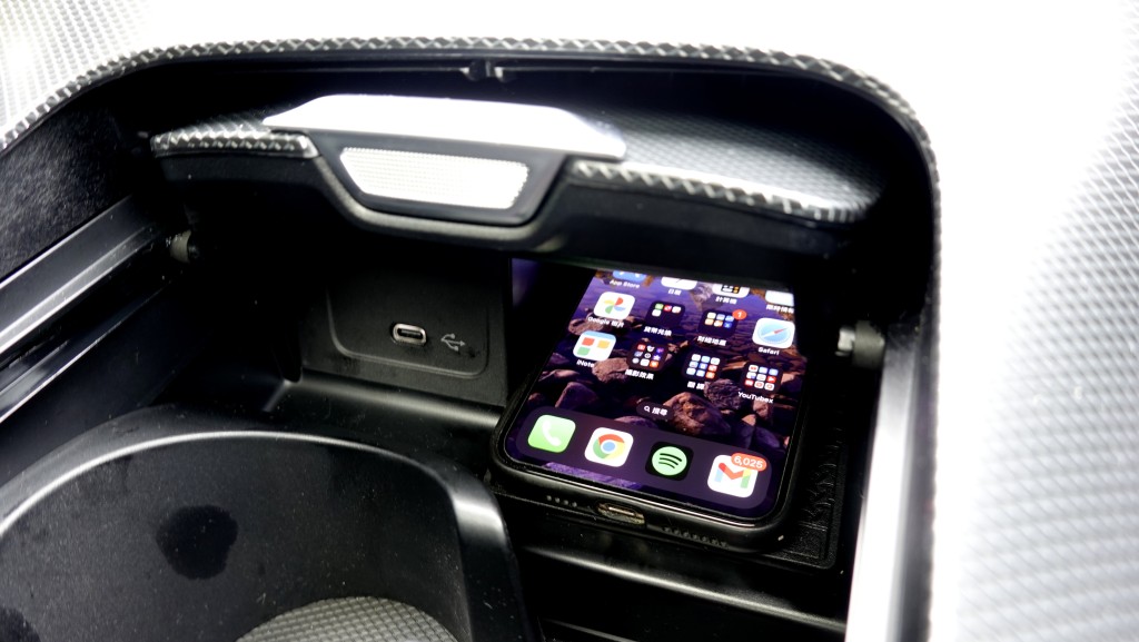 平治Mercedes-AMG C63 S E-Performance備有手機無線充電器連Type-c插口