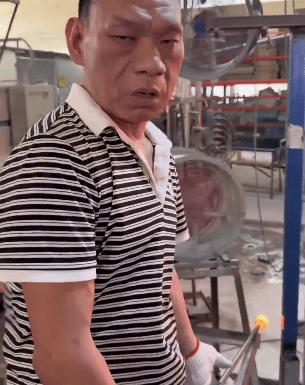 广东男吹玻璃30年练成“蛤蟆功”？背后故事赚人热泪。