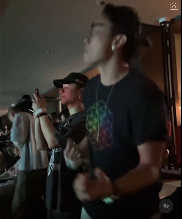 留言透露寰亞唱片包了VIP包廂。