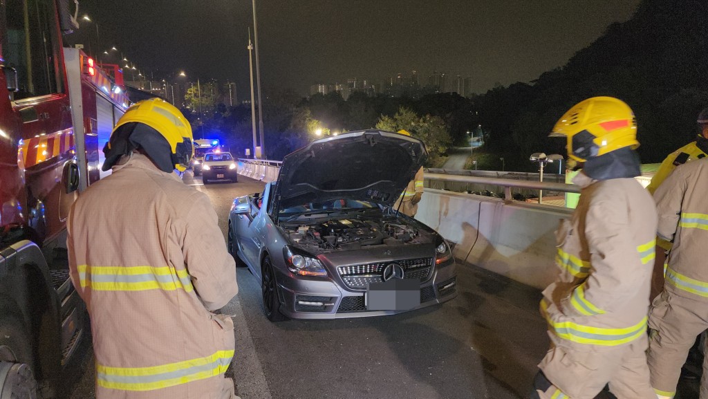 青沙公路平治疑「爆偈」冒煙 司機報警求助 幸無人傷