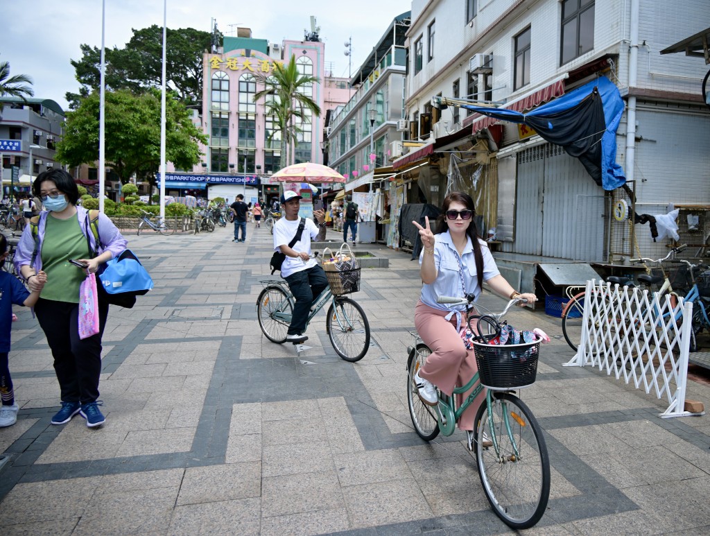 游客在岛上租单车游玩。苏正谦摄