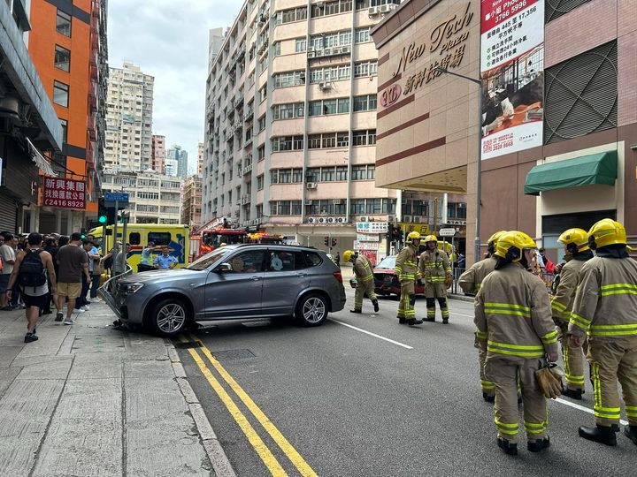 私家車失控剷上行人路並撞欄。網上圖片