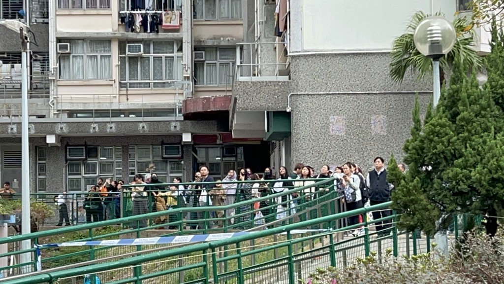 多名街坊圍觀。曾志恒攝 多名街坊圍觀。曾志恒攝