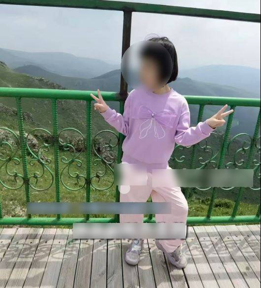 女童右手食指被馬匹咬傷。風芒新聞