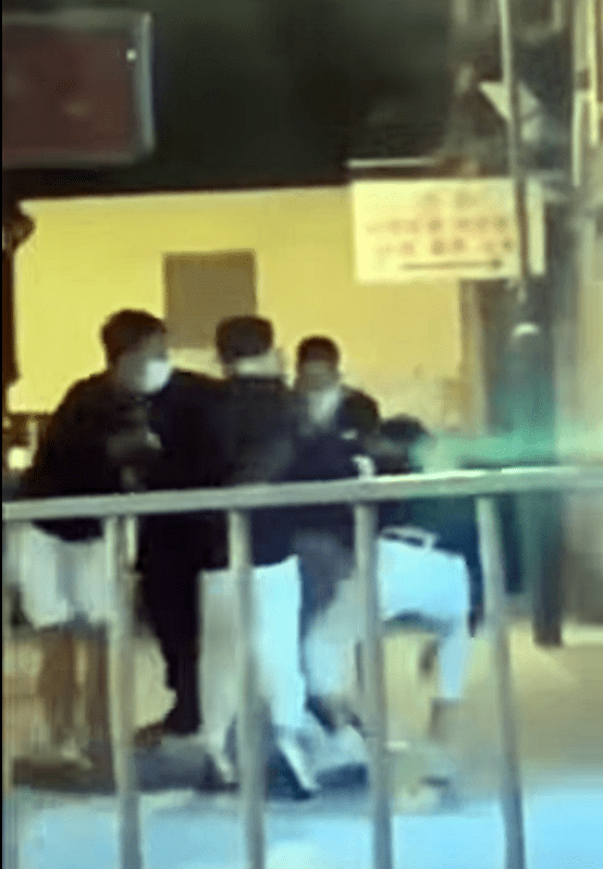 事主遭人拳打腳踢。fb：香港突發事故報料區及討論區