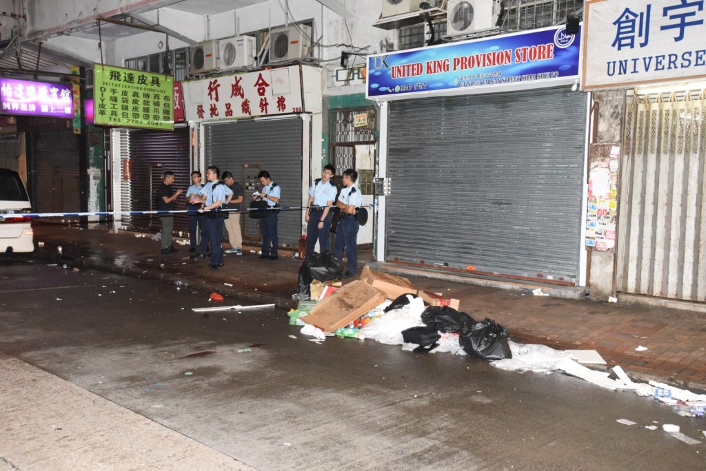 男子倒臥馬路。