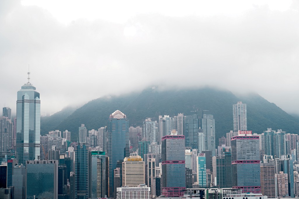 在復活節假期第2天，維港兩岸雲霧蔽日、輕風乍起。