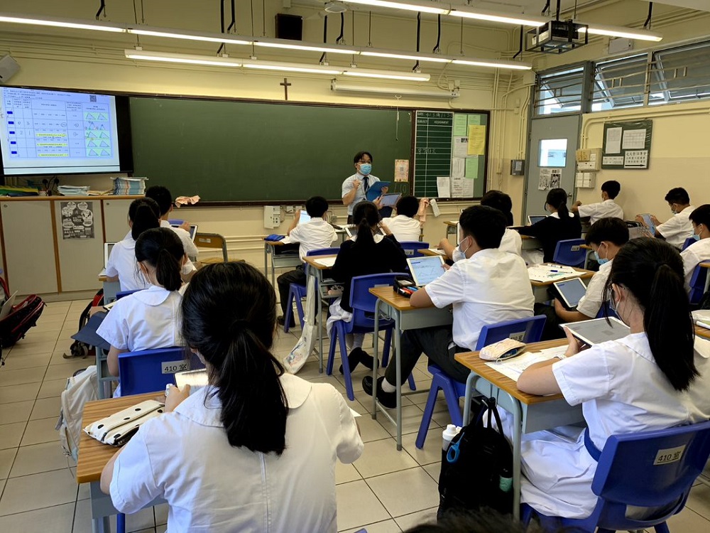 她指當局將開發「大語言模型」平台,協助教師進行備課、設計評估題目及優化課堂教學。 她指當局將開發「大語言模型」平台,協助教師進行備課、設計評估題目及優化課堂教學。