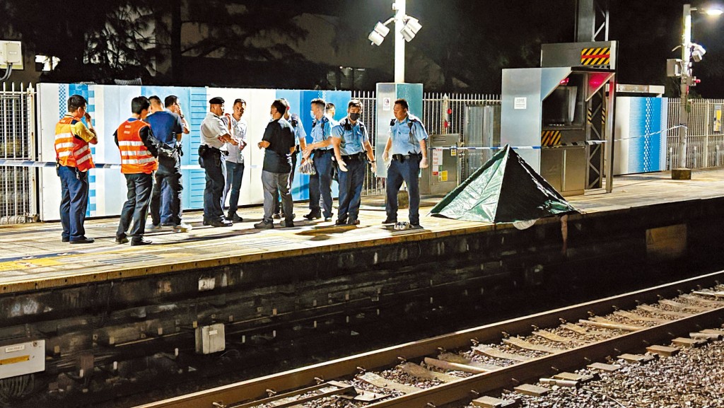 死者倒臥大學站月台邊近車頭位置，警員以小型帳篷遮蓋。