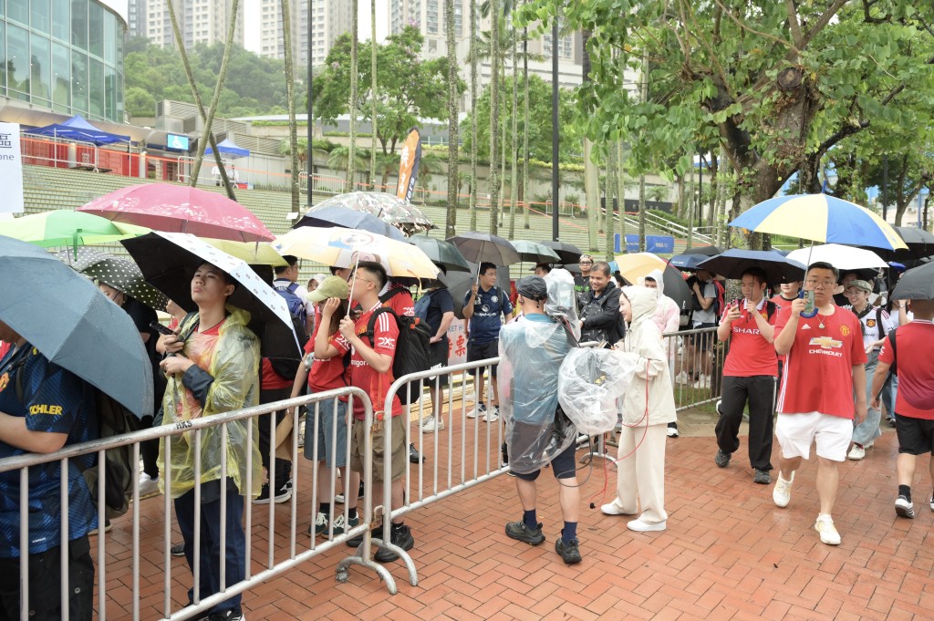 雖有毛毛細雨,但難滅球迷熱情。何君健攝 雖有毛毛細雨,但難滅球迷熱情。何君健攝