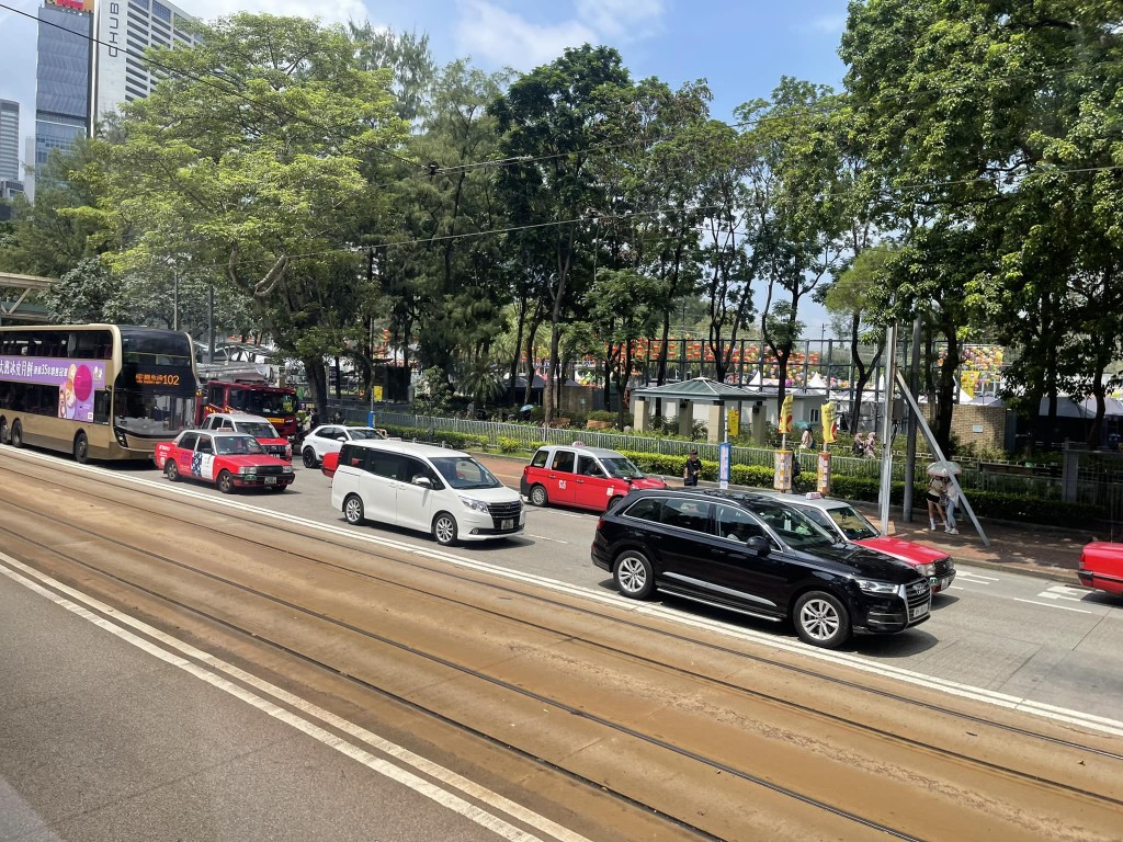 部分行車線一度封閉，交通受阻。fb香港突發事故報料區圖片