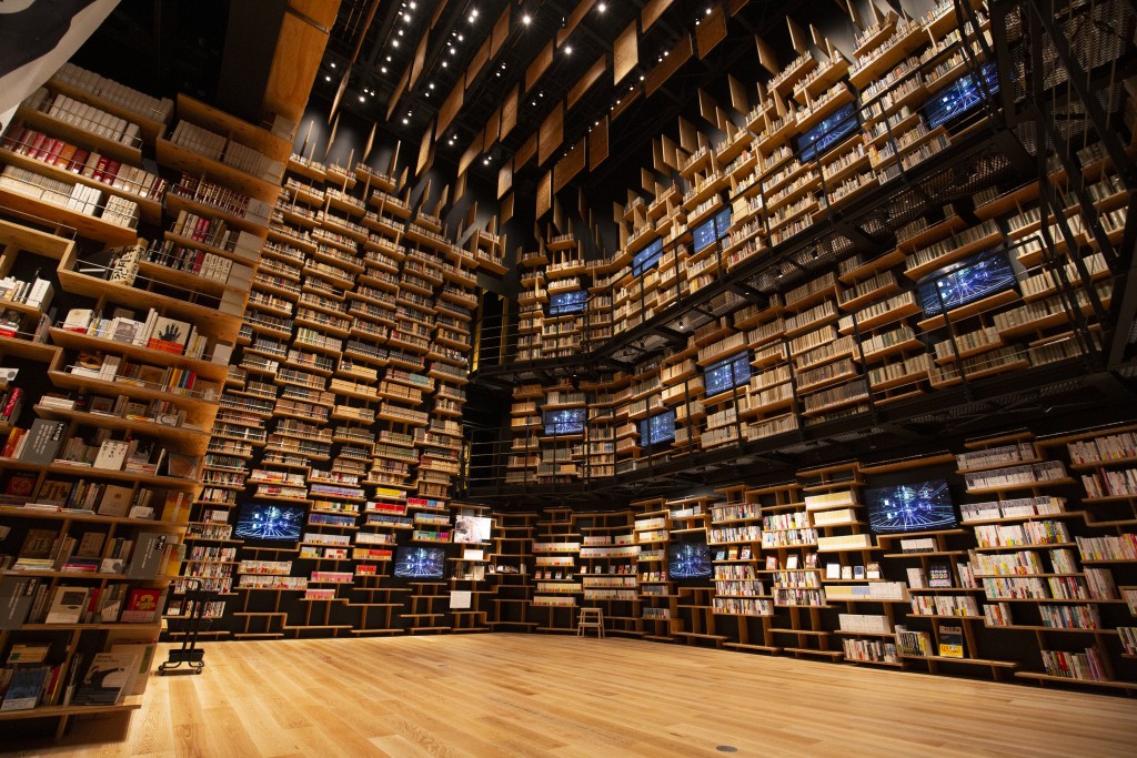 【角川武藏野博物館】角川武藏野博物館是建築大師隈研吾的作品，場內設有圖書館、美術館和博物館，充滿濃濃的藝術氣息，而且這裏的「書架劇場」超像《哈利波特》的世界，不少人都特地來拍照打卡。