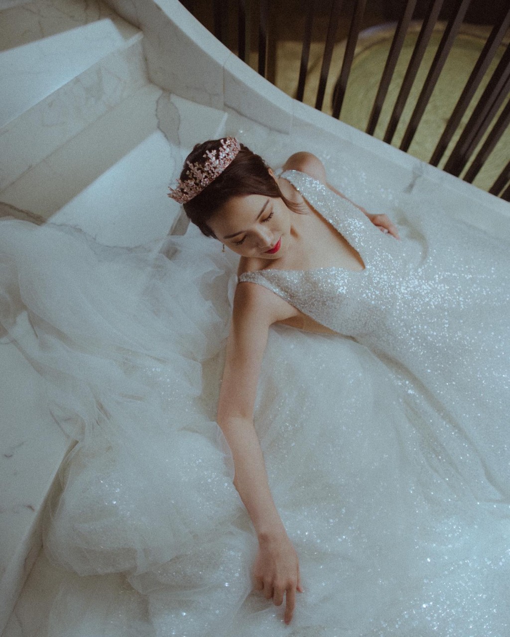 鄺美璇打扮高貴似女王。