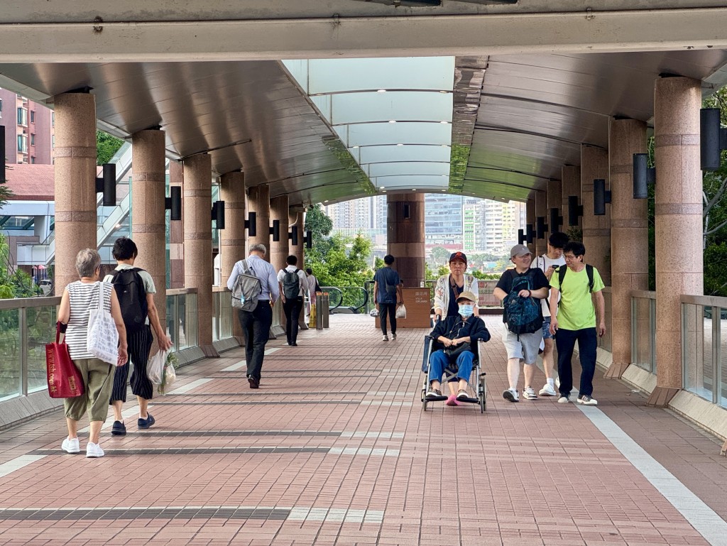 當年大批高位入市的業主瞬間淪為「負資產」,更有人燒炭自殺,故被惡搞諧音稱為「浩劫灣」。 當年大批高位入市的業主瞬間淪為「負資產」,更有人燒炭自殺,故被惡搞諧音稱為「浩劫灣」。