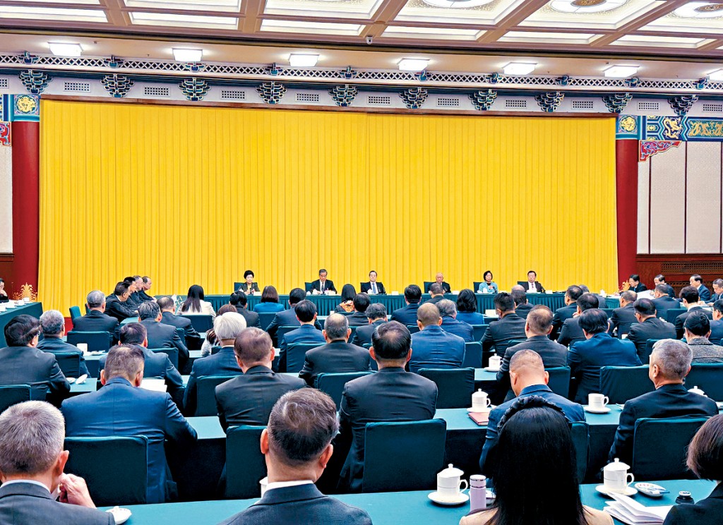 今年全國兩會「重頭戲」之一，是「十五五」規劃正式出台，而香港更要做好主動對接。