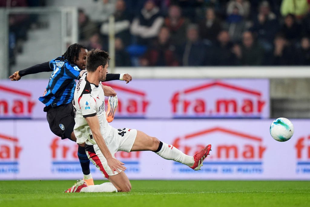 盧卡文為阿特蘭大扳平。美聯社 盧卡文為阿特蘭大扳平。美聯社