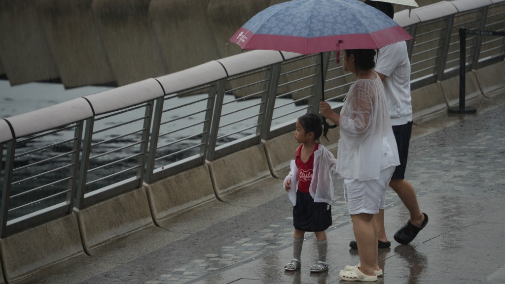 天氣︱清明時節落大雨？低壓槽本周「兩連襲」 清明前後有驟雨及雷暴 周六降雨概率調高