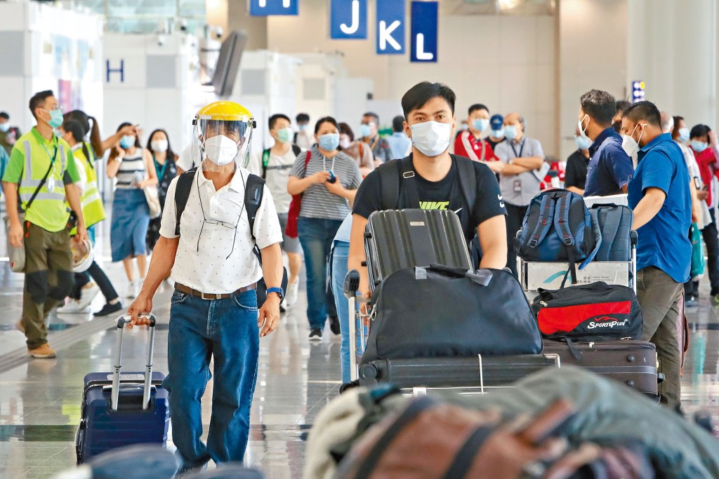港府打算調整入境防疫限制,「中高風險」國家入境旅客只要打齊兩針,自願在機場進行抗體測試,便可縮短隔離日期。