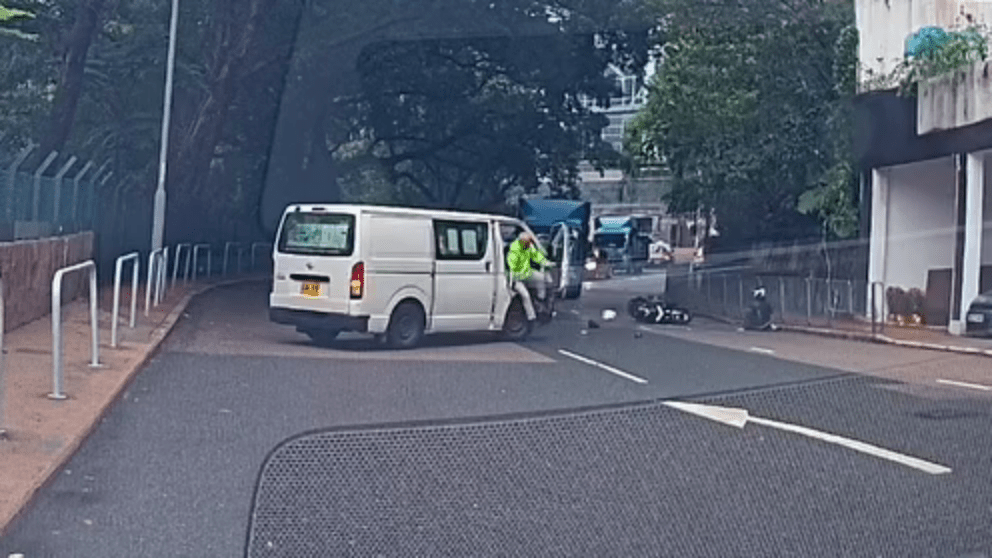 客貨車男司機見狀,隨即落車查看對方傷勢。 客貨車男司機見狀,隨即落車查看對方傷勢。