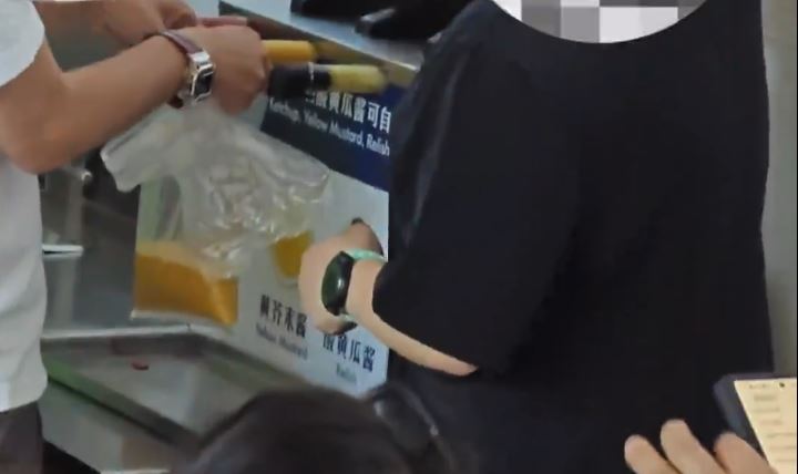 山姆免费供应的酱料，遭许多贪心民众不当取用。微博