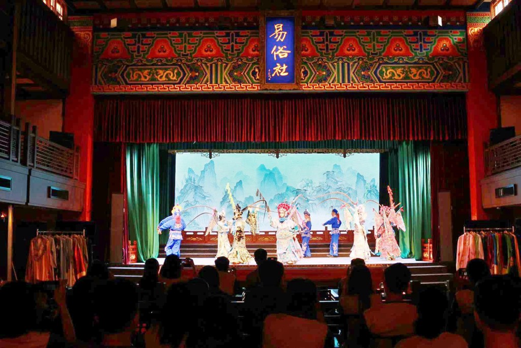 行程安排了一眾成員觀看中國傳統藝術表演。鄧炳強fb
