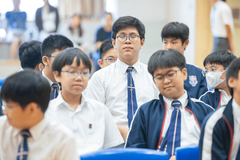 同學接受靜觀練習與頌缽音療。
