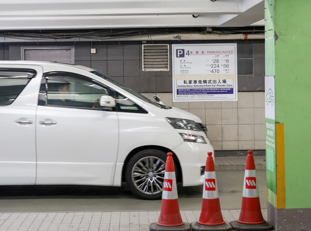 大批市民趁聖誕及新年長假期離港外遊，並將坐駕泊在機場停車場。何家豪攝