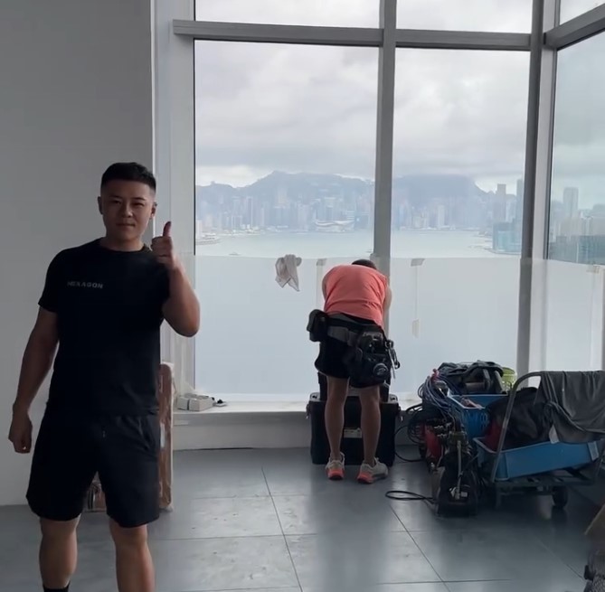 關曜儁豎起手指公非常滿意。 關曜儁豎起手指公非常滿意。