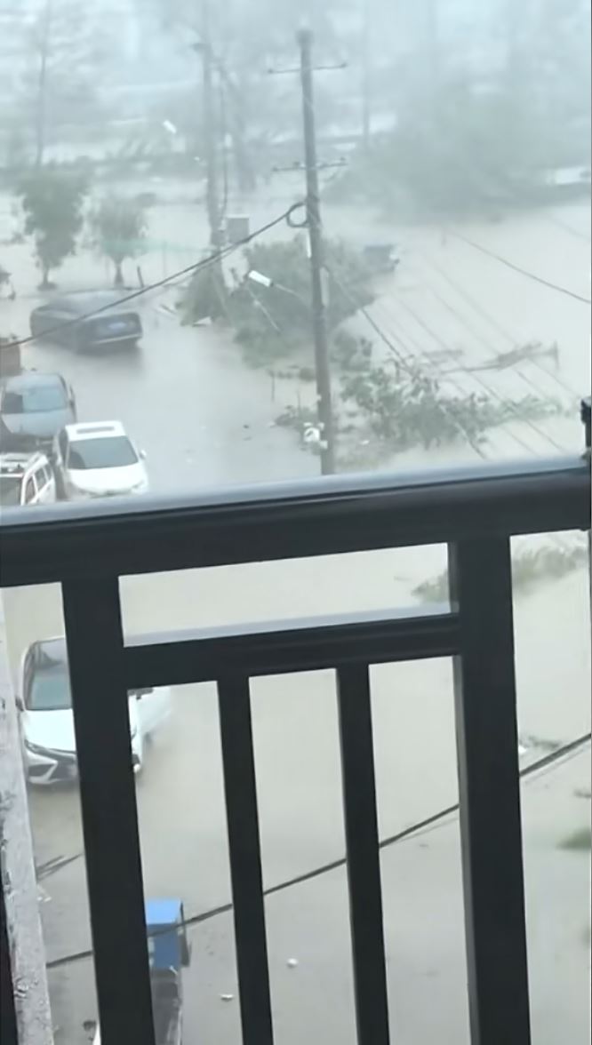 「白海豚」在台州登陸前，鄰近的臨海市已出現狂風暴雨及水浸。抖音＠君臨天下
