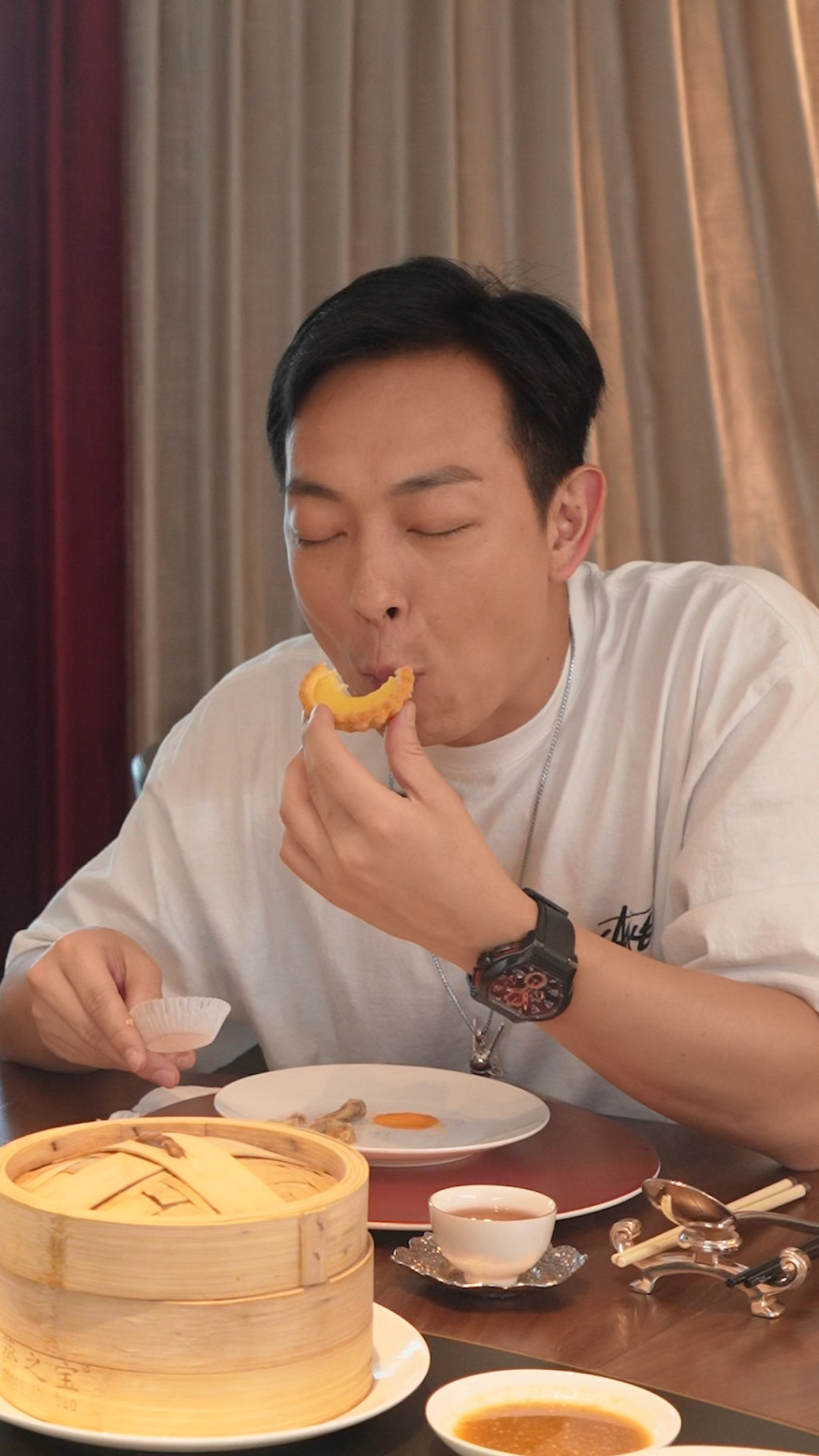 梁競徽現在努力玩抖音，短片都是以食為主，在杭州飲茶食蛋撻。