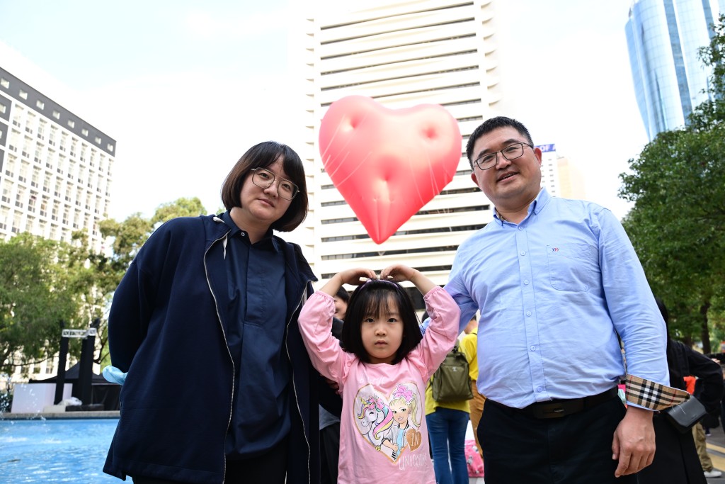来自北京的游客侯先生一家首次访港即「偶遇」Chubby Hearts。陈极彰摄
