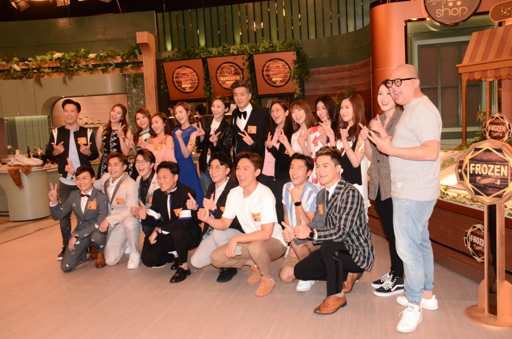 一众艺员大堆头拍新节目。