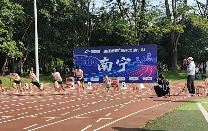 姚玉航面對一眾成人對手，絲毫不懼，認真地完成賽事。抖音