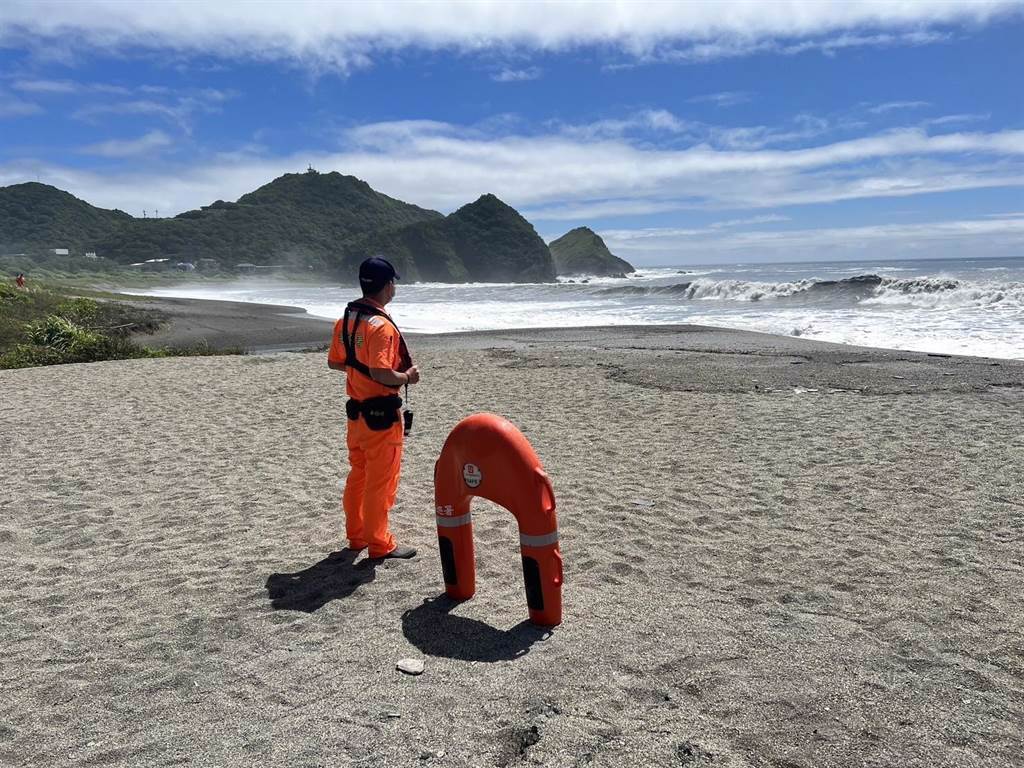 台灣搜救人員在岸上查看失蹤的少女蹤影。（《中時新聞網》圖片）