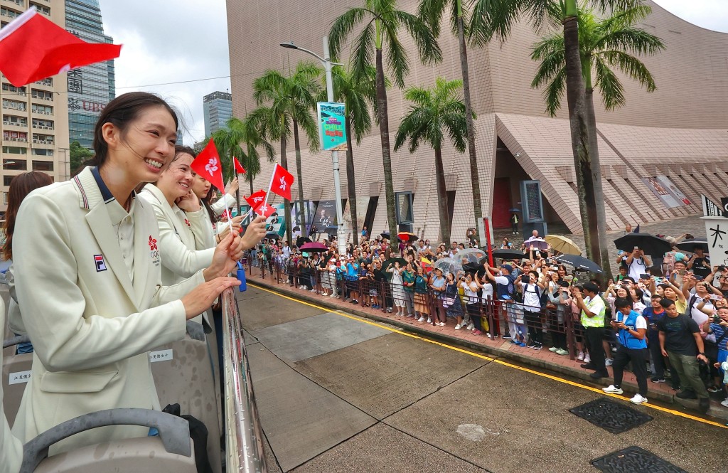 巿民夾道歡迎。