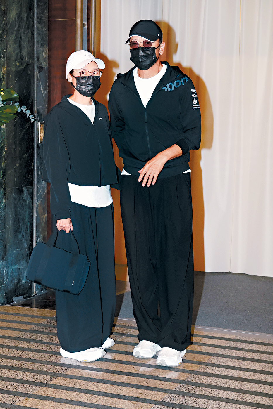 苗僑偉與太太戚美珍齊到場，受訪時苗僑偉難掩哀傷。