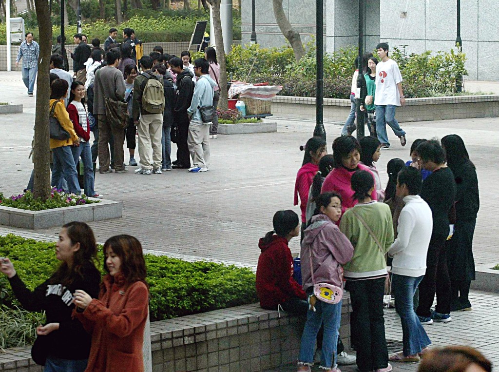 2004年，錫安教在天水圍活躍，多次當街招攬新教徒。資料圖片