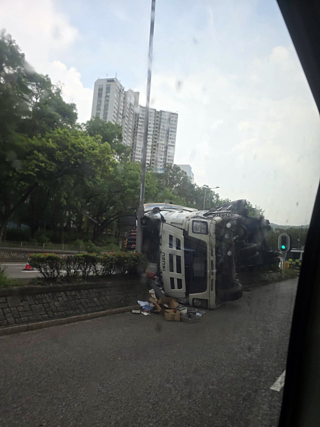 大埔完善路發生貨櫃車翻側意外。fb: 馬路的事 (即時交通資訊台) 大埔完善路發生貨櫃車翻側意外。fb: 馬路的事 (即時交通資訊台)