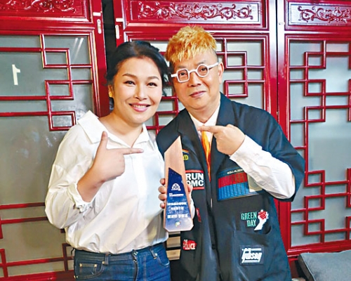 嚴淑明、李健達齊獲「VIP熱播合唱歌曲」獎。