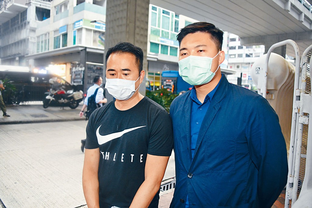 涉行為不檢被捕男子(左)獲准保釋。