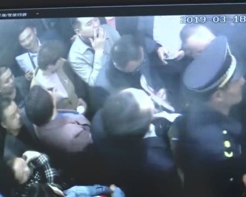 山东有电梯发生故障，18人被困。　网上影片撷图
