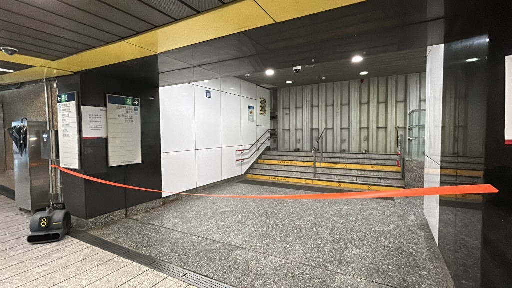黑雨下港鐵黃大仙B3出入口暫時關閉。