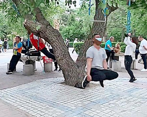 沈阳惊见「吊颈健身」大法。网图