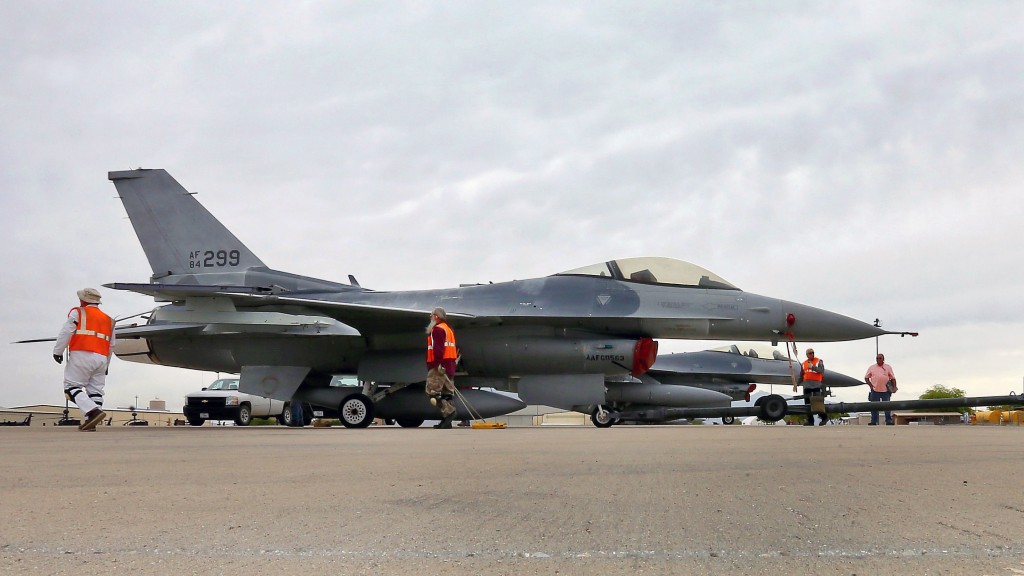 一架F-16戰機準備存入亞利桑那州「軍機墳場」。 美聯社