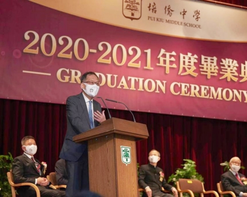 林群聲出席培僑中學畢業禮,呼籲學生不能人云亦云。
